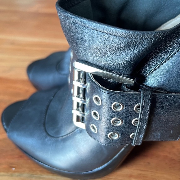 Michael Kors MK Black Leather Shoes with 4 1/2” hills size 9 1/2 - Picture 5 of 9